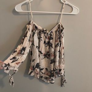🌸 Off the shoulder floral top🌸